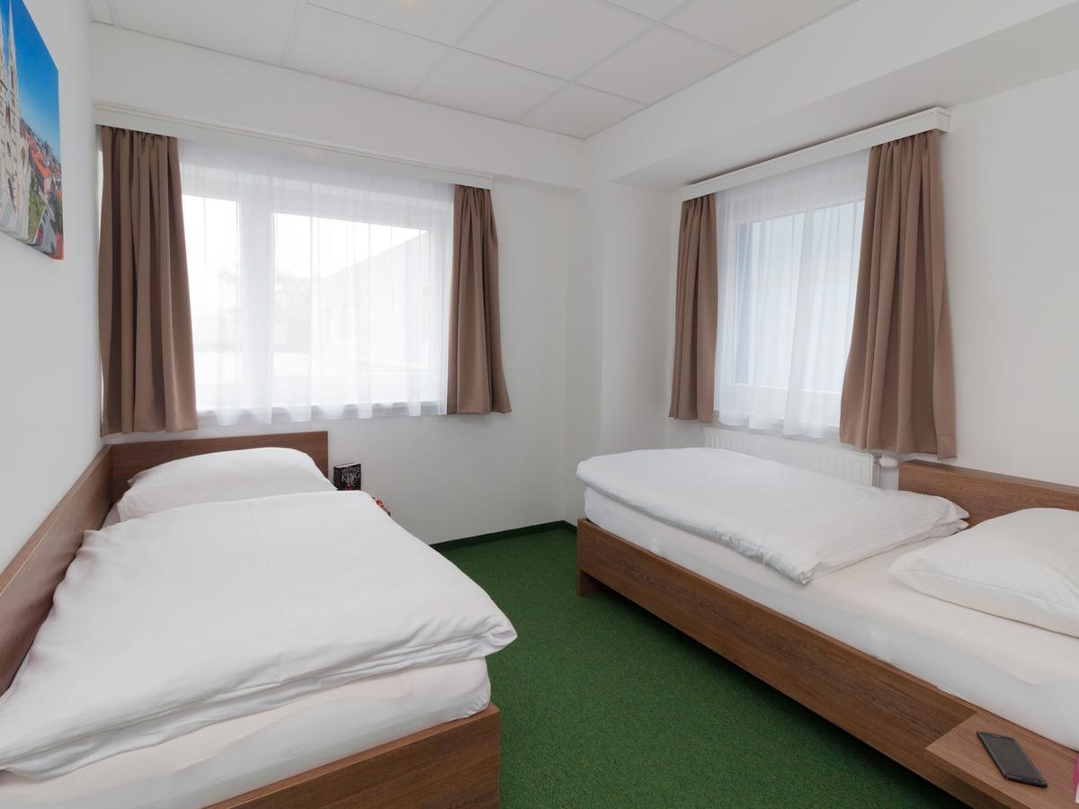 Winbudget "Bed&Breakfast" Вінер-Нойштадт Екстер'єр фото